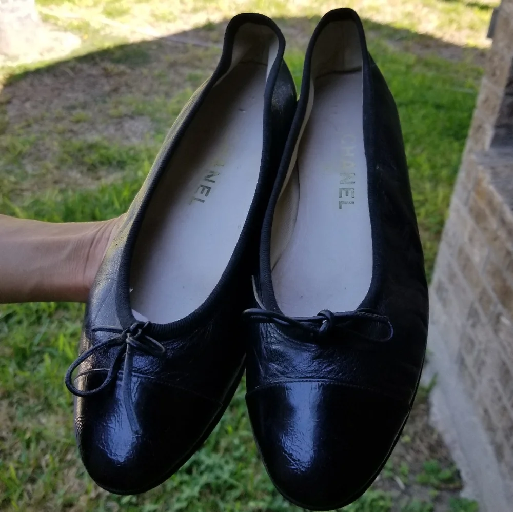 CHANEL Black Leather Cap-Toe Ballet Flats